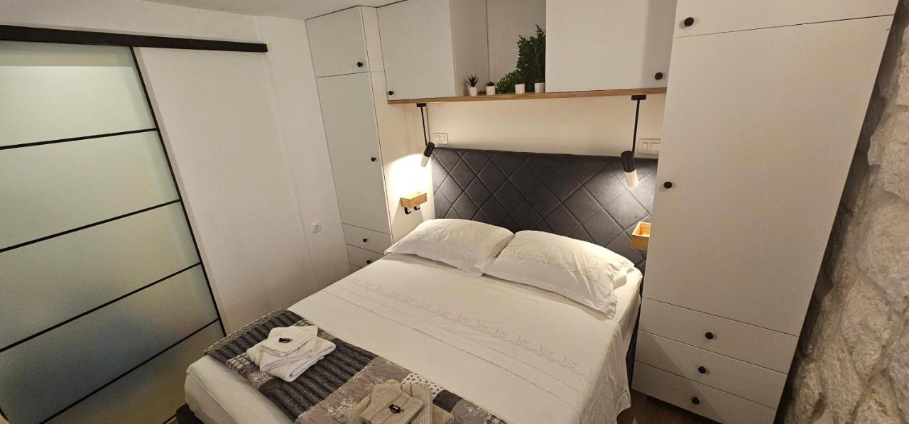 Magical Oasis For Two In Old Town Apartment